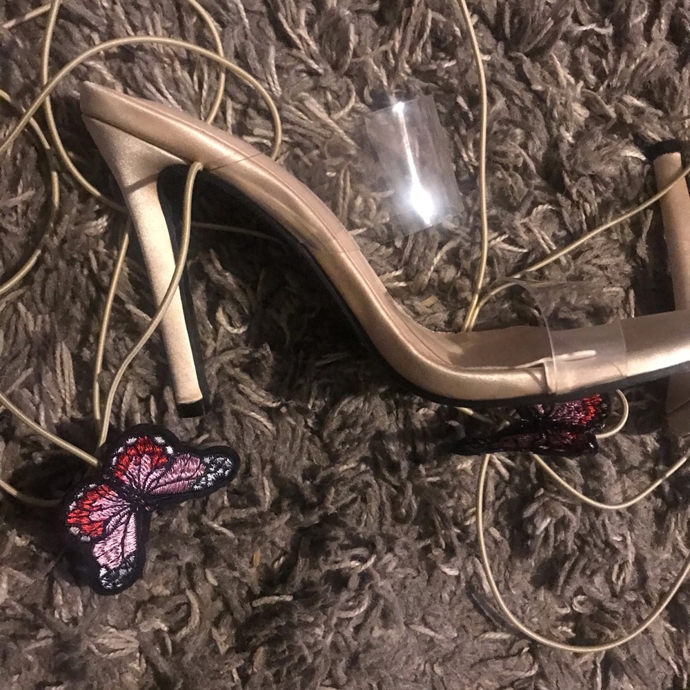 Nude heels with double clear bands. Butterflies attached to straps. Eu 41